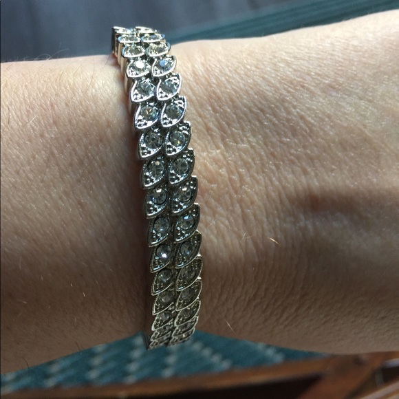 Jewelry - NWOT Rhinestone Clasp Bracelet